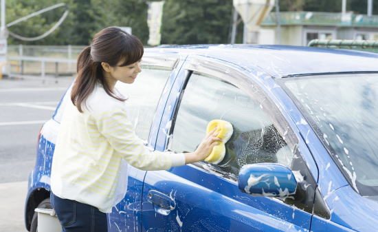 洗車する女性