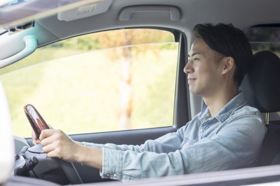 車を運転する男性