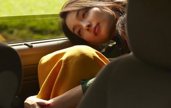 車の中で落ち込む女性